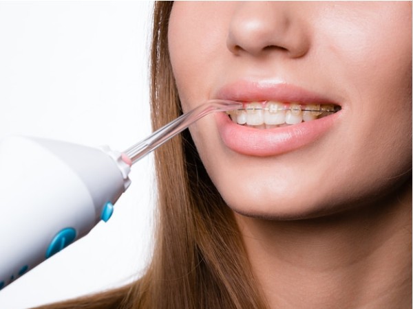 What is the difference between oral irrigator vs floss?